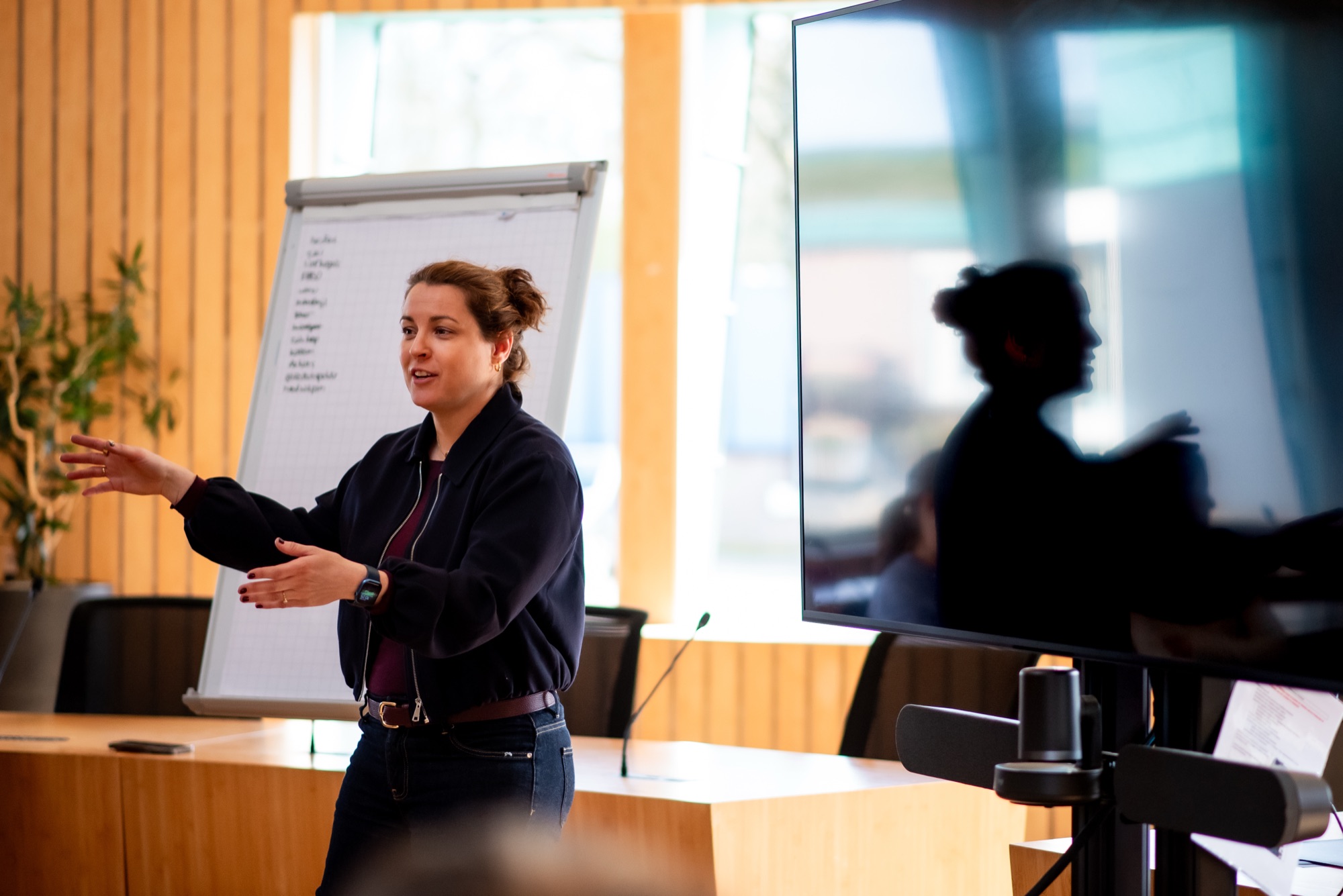 Wendy geeft uitleg tijdens een training