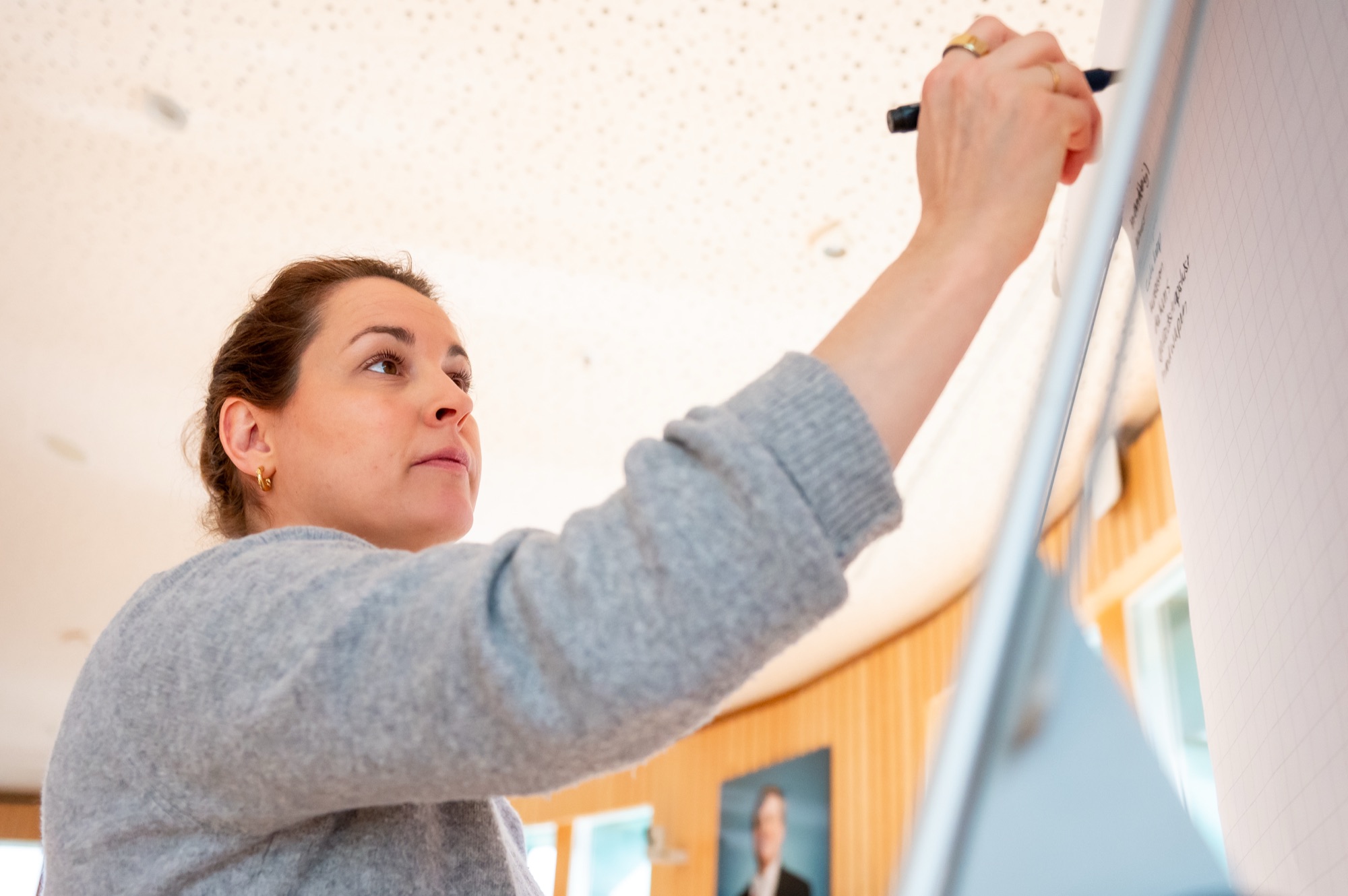 Wendy noteert inzichten tijdens een training